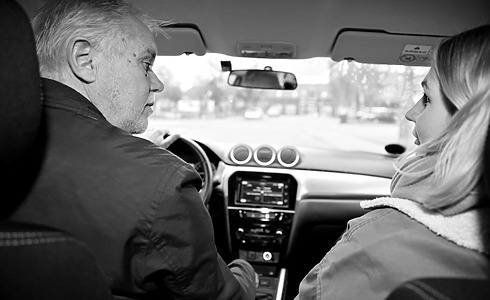 Jim og Cecilie er på vej ud i byen for at interviewe en kilde til avisen.
