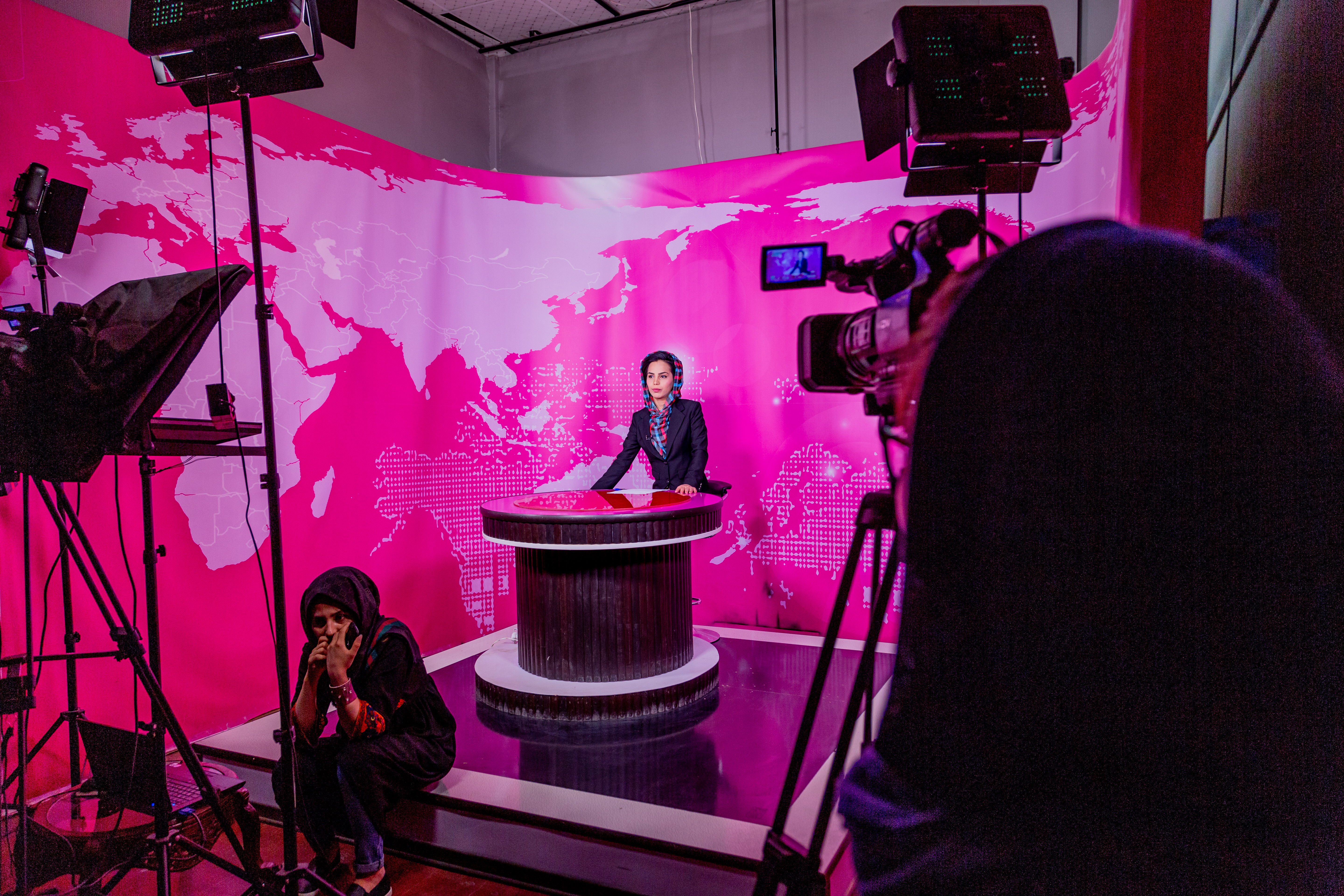 I et kulørt studie i Kabul arbejder de kvindelige journalister med livet som indsats