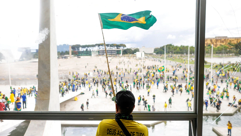 Journalister angrebet under optøjer i Brasilien