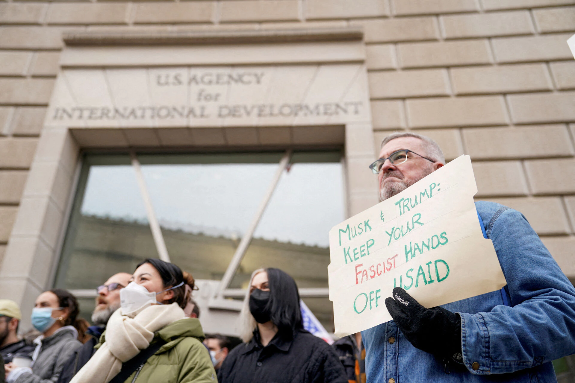 Folk protesterer foran USAID's bygning, efter Elon Musk har sendt samtlige medarbejdere hjem og indefrosset alle midler.