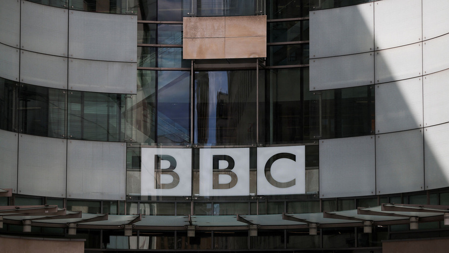 BBC lukker tre kanaler og er mindre end halvvejs mod sparemål