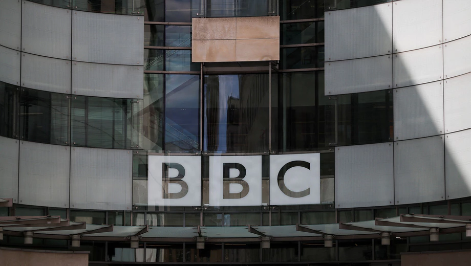 BBC lukker tre kanaler og er mindre end halvvejs mod sparemål